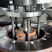 Användning av hjulnavfläns 220 mm vid reparation av Ford Transit-axel