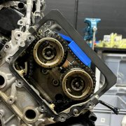 Användning av specialverktyget för motorreparationer på Mercedes M178