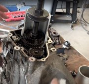 Avdragare i användning vid demontering av kugghjul på VAG växellåda