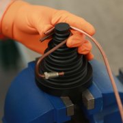 Brockning av bromsledningar i koppar nickel och stål på skruvstycke