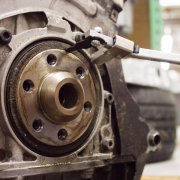 Demontering av vevaxelns simmerring med universal utdragare