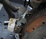 Låsning av svänghjulet med tillbehör verktyg