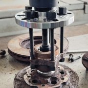 Mekanisk demontering av fastsittande hjulnav utan hydraulik på Ford Transit