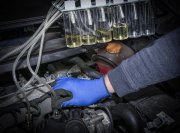 Montering av adapter på common rail-injektor i bilmotor