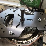 montering av basplattan för demontering av kopplingen på ford powershift