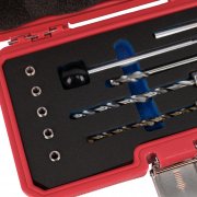 Närbild på gänginsatser och verktyg i satsen