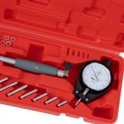 Närbild på mätklocka med 0,01 mm gradering