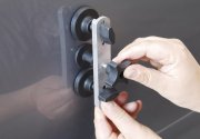 Reparatör använder buckladragare för att dra ut buckla på bilens kaross.
