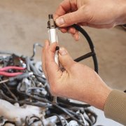 Specialverktyg i användning för säker borttagning av returledningsanslutning utan skador.