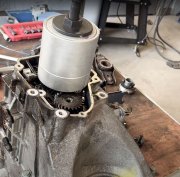 Specialverktyg som drar av kugghjul på manuell växellåda i verkstadsmiljö