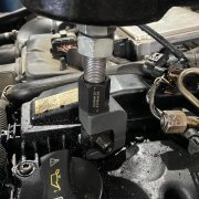 Urdragning av fastnad injektor med specialverktyg på Mercedes OM651-motor.