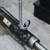 Spärrhylsa lossar sensor i motorutrymme