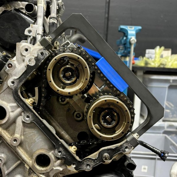 Användning av specialverktyget för motorreparationer på Mercedes M178