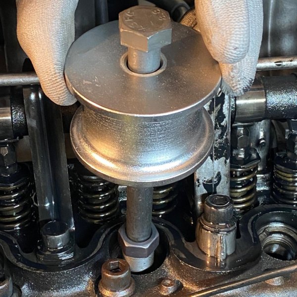 Demontering av förkammare hylsa på mercedes diesel motorer
