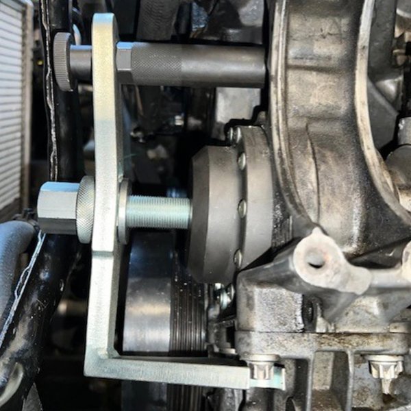 demontering av Vakuumpumpkedjemodulens tätningslock BMW N51 N52