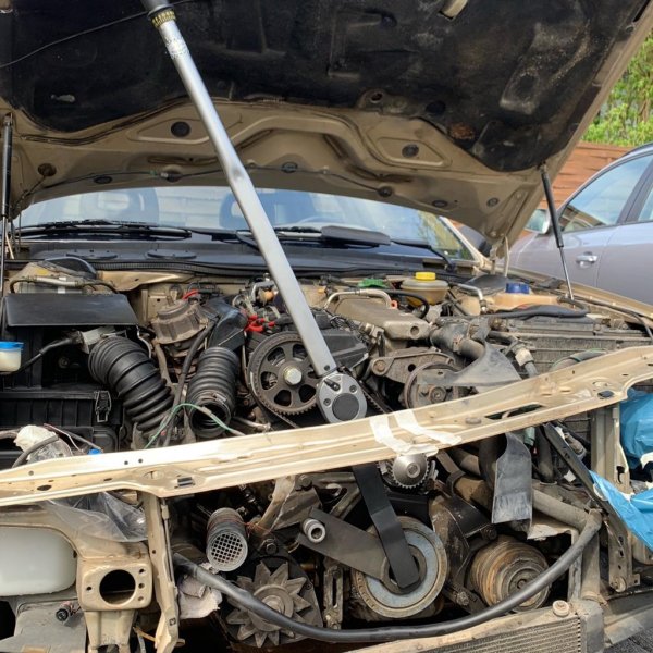 Demontering av vibrationsdämpare på audi 5-cylinder motor