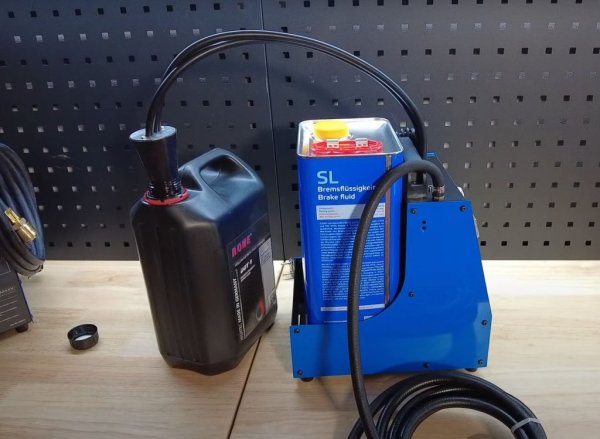 Förvaring av dunkar med elektrisk bromsluftare