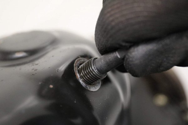 Montering av frässtift för oljeplugg