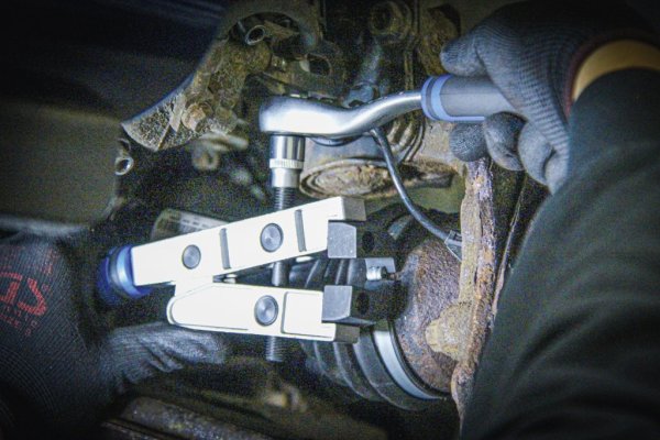 Klämtång för drivaxeldamasker – Vridmoment & Trånga utrymmen