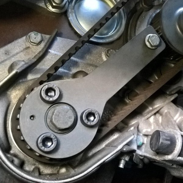 Låsning av vevaxeln med specialverktyg på 1.4 multiair motor