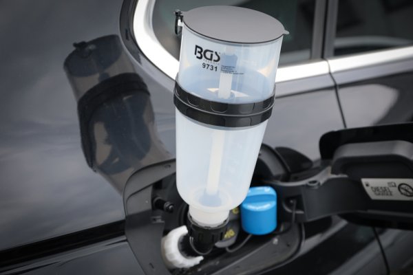 Vinklad AdBlue®-tratt med stoppventil – 1,1 L
