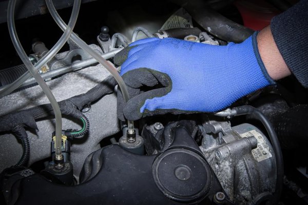 Returflödesmätning med plastkolvar under motordiagnos