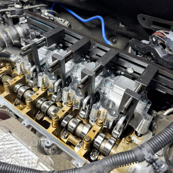 Spännverktyget i användning vid demontering av Multiair-ställdon i Alfa Romeo-motor