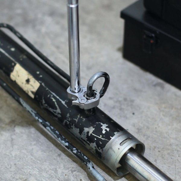 Spärrhylsa lossar sensor i motorutrymme
