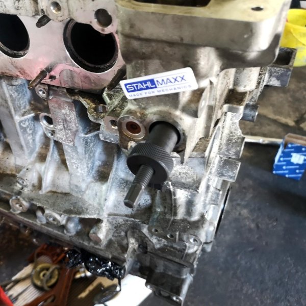Specialverktyg för kedjespännare på BMW N20 N26